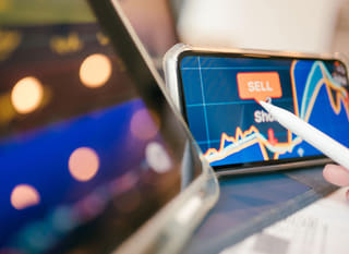 Operatore attivo su più mercati nell'analisi di opzioni relative a Bitcoin, Ethereum e forex